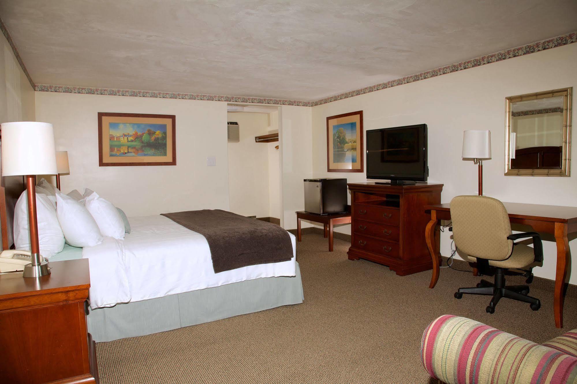 Holiday Hill Inn & Suites Dennisport Exteriör bild